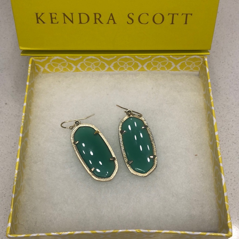 Kendra Scott Elle Earrings in Emerald Cat’s Eye